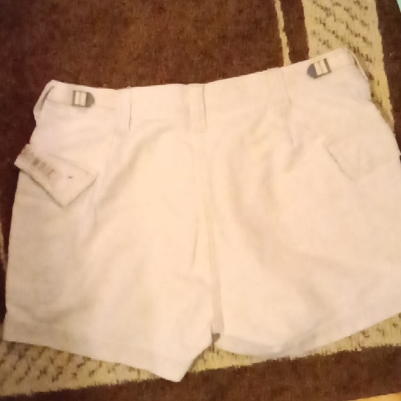 Women's Abercrombie and Fitch cargos. Size 8! Like new! No stains! - Picture 2 of 4